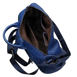 Détails du sac à dos en cuir grainé bleu foncé avec ferrures argentées et poches internes