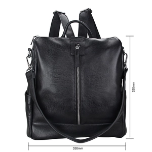 Vue détaillée du sac à dos en cuir noir grainé mesurant 330 mm de large et 320 mm de haut