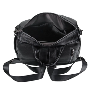 Détail du sac à dos en cuir noir montrant l'intérieur spacieux et la fermeture éclair argentée