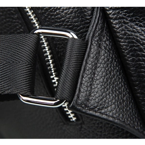Gros plan sur le cuir noir grainé avec boucle en métal argenté et sangle en nylon noir