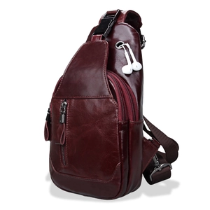 Sac de poitrine pour homme en cuir rouge foncé avec sangle réglable et port d'écouteurs
