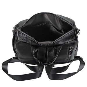 Sac à dos en cuir noir grainé avec ouverture zippée et détails métalliques argentés