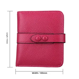 Portacarte in pelle rosso rosa con dimensioni 115mm x 100mm e dettaglio fibbia in primo piano