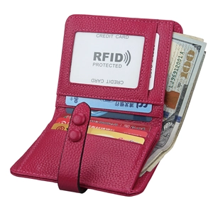 Innenansicht der rosafarbenen RFID-Ledergeldbörse mit vielen Kartenfächern und Geldscheinfach