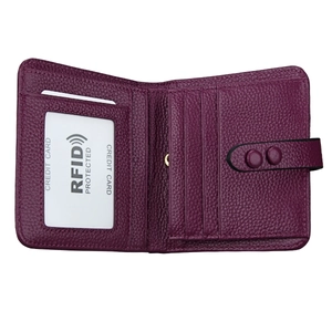 Detail der RFID-Echtleder-Geldbörse mit Kartenfächern und klarem ID-Fenster-Design