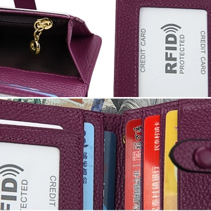 Detail der lila Lederbörse mit RFID-Schutz-Kartenfächern und klarem Sichtfenster