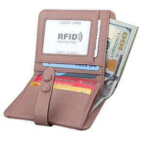 Detail einer RFID-geschützten Ledergeldbörse mit vielen Kartenfächern und ID-Fenster