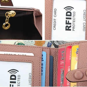 Detail der rosafarbenen Ledergeldbörse mit RFID-Schutz und vielen Kartenfächern