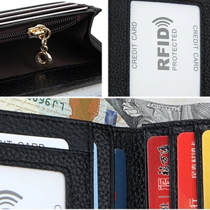 Detailsicht der RFID-Lederbörse mit Kartenfächern und Metallreißverschluss im Inneren