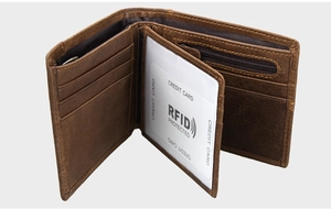 Detail der Innenseite der Crazy-Horse-Ledergeldbörse mit RFID-Slots und Kartenfach
