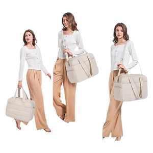 Borsa tote 2-in-1 beige trapuntata mostrata come borsa a mano e borsa a tracolla