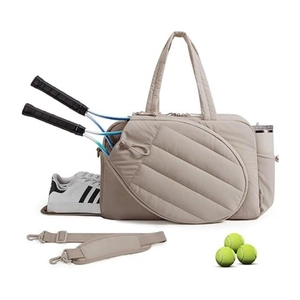 Dettaglio borsa sportiva beige trapuntata con scomparto racchette e porta scarpe