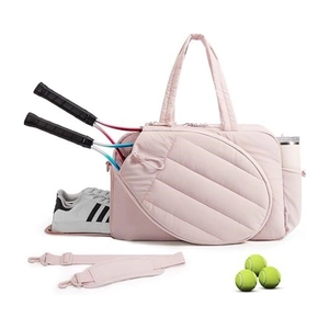 Dettaglio della borsa da tennis rosa con scomparto per scarpe e tasca per racchetta
