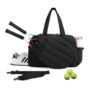 Dettaglio della borsa da tennis nera con scomparto per scarpe e tasca per racchette