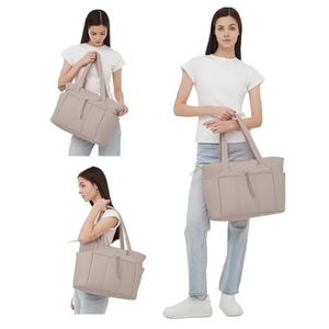 Sac fourre-tout matelassé gris clair montré sous trois angles pour voyage et loisirs