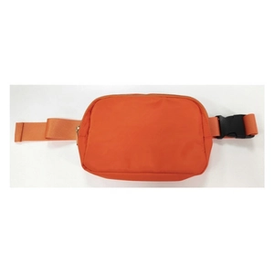 Detail van de oranje nylon sportheuptas met een duurzame gesp en een stevige rits