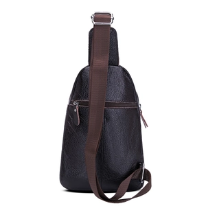 Vista trasera detallada del bolso bandolera de cuero con textura de grano y cremallera