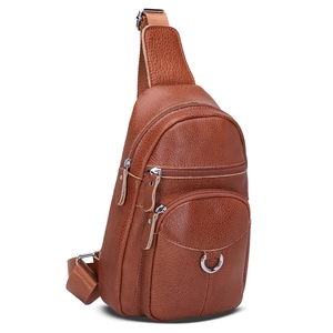 Bolso de pecho en cuero auténtico marrón con textura y compartimentos con cremallera
