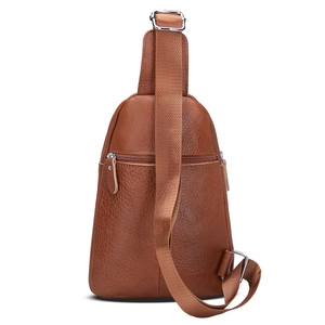 Bolso de pecho para mujer en cuero marrón con textura de grano y hebillas de metal