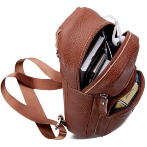 Bolso bandolera de cuero auténtico marrón con estructura interna sobre fondo blanco