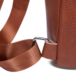 Bolso de pecho de cuero marrón con anilla en D de plata y correa de nailon resistente