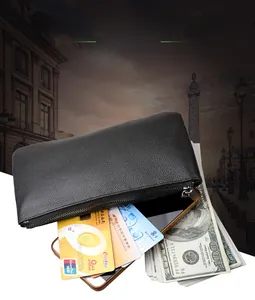 Détail intérieur d'un portefeuille en cuir grainé noir avec emplacements cartes et téléphone