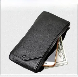 Détail du portefeuille en cuir grainé contenant un smartphone et des billets