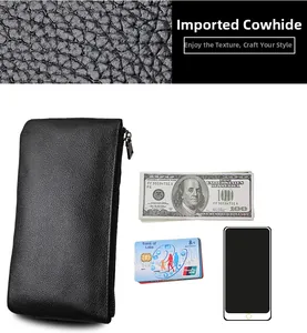Détail d'un portefeuille en cuir grainé noir avec fermeture éclair et poche téléphone