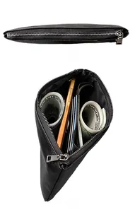 Pochette fine en cuir grainé noir avec compartiments internes et détails de fermeture