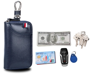 Detalle de estuche de cuero azul para llaves con gancho, muestra capacidad para tarjetas
