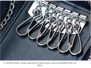 Detalle del estuche de cuero azul para llaves con 6 ganchos plateados y cadena de coche