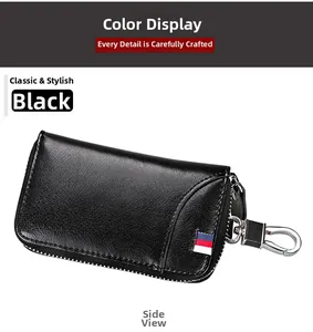 Vista lateral del estuche para llaves en cuero negro con cremallera y cinta tricolor