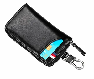 Detalle de estuche de cuero negro para llaves con gancho de metal y ranura para tarjeta
