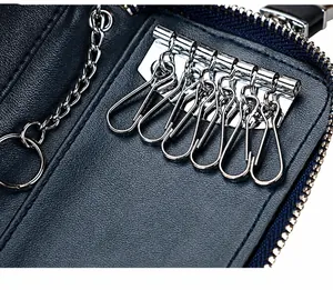 Primer plano de 6 ganchos plateados y cadena de metal en estuche de cuero azul