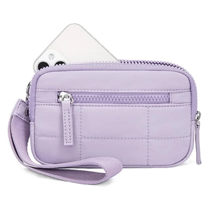 Dettaglio macro della mini borsa trapuntata lavanda con zip e scomparto interno per cellulare