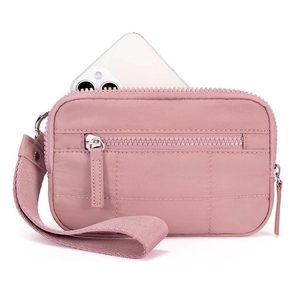 Dettaglio della mini pochette trapuntata rosa con doppia cerniera e pratico cinturino