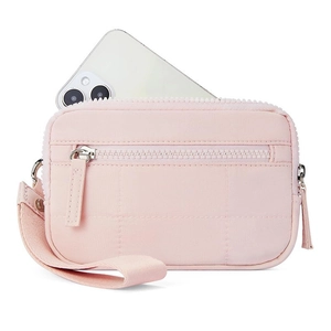 Dettaglio della mini borsa trapuntata rosa chiaro con tasche a zip e spazio per telefono