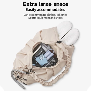 Sac de sport plissé beige grande capacité montrant l'intérieur et l'équipement
