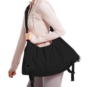 Détail du grand sac de fitness noir en tissu imperméable avec design plissé moderne