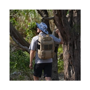 Nahaufnahme des taktischen Khaki-Rucksacks mit MOLLE-System für Wandern und Camping