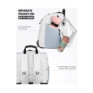 Detalle de bolsa para botas de esquí con bolsillos laterales y correas acolchadas cómodas