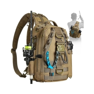 Détail du sac de pêche en nylon kaki avec système MOLLE pour canne, pinces et matériel