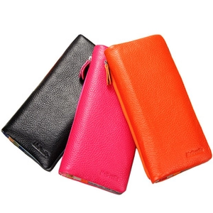 Vue détaillée de longs portefeuilles en cuir texturé en noir, rose fuchsia et orange