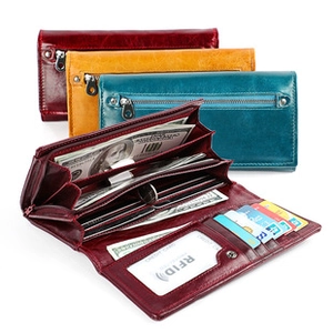 Vue détaillée du portefeuille RFID en cuir avec compartiments pour cartes et billets