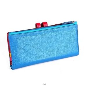 Detalle posterior de cartera larga de cuero azul brillante con textura y cremallera roja