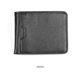 Dettaglio del portafoglio RFID in pelle nera con grana litchi e cuciture precise