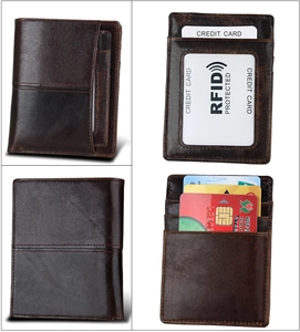 Détail de portefeuille en cuir vintage marron avec protection RFID et porte-cartes