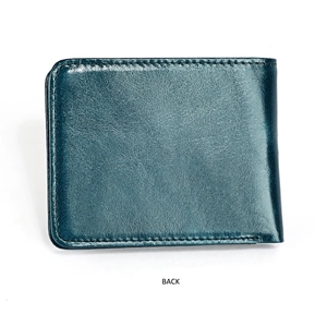 Vista dettagliata del retro di un portafoglio RFID in pelle blu con cuciture fini