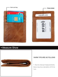 Détail d'un portefeuille mince en cuir marron avec protection RFID et fentes à cartes