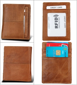 Détails de l'intérieur du portefeuille en cuir marron avec fentes de protection RFID
